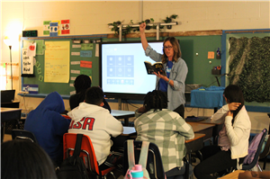 katie spreen reading to classroom